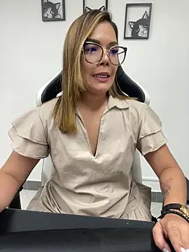 Snapshot of KellyBrooklyn_ chatting on March 15, 2025, 5:04 pm KellyBrooklyn  online show from March 15, 2025, 5:04 pm