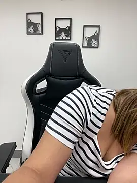 Snapshot of KellyBrooklyn_ chatting on March 20, 2025, 1:15 pm KellyBrooklyn  online show from March 20, 2025, 1:15 pm