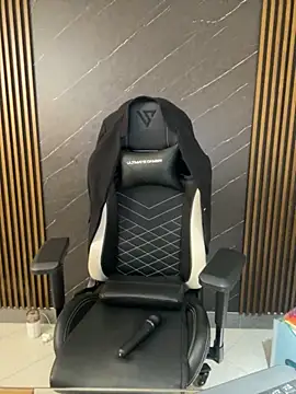 Snapshot of KellyBrooklyn_ chatting on October 28, 2025, 3:14 pm KellyBrooklyn  online show from October 28, 2025, 3:14 pm