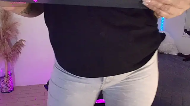 JuliRamirez online show from March 14, 2025, 6:39 pm