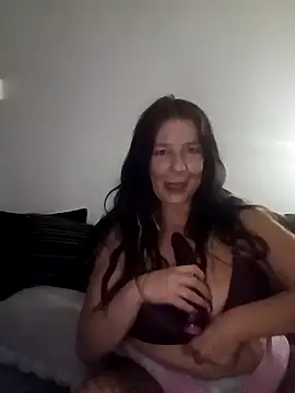 Leanne43 online show from December 13, 2025, 8:04 pm