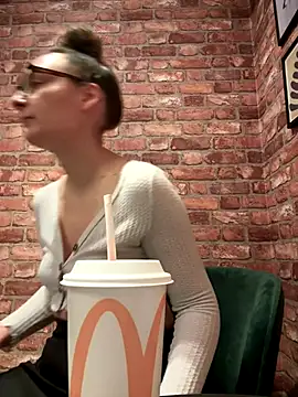 The Snowwhitee online show from January 6, 2026, 9:02 am