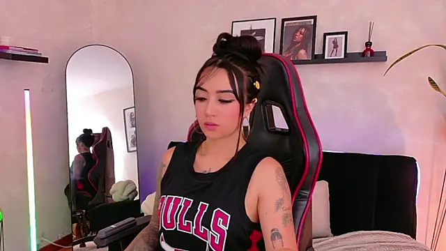 EmmyEvans1 online show from April 3, 2026, 7:34 pm