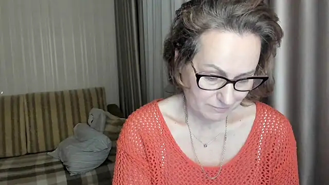 lauraoven online show from February 1, 2025, 5:58 pm