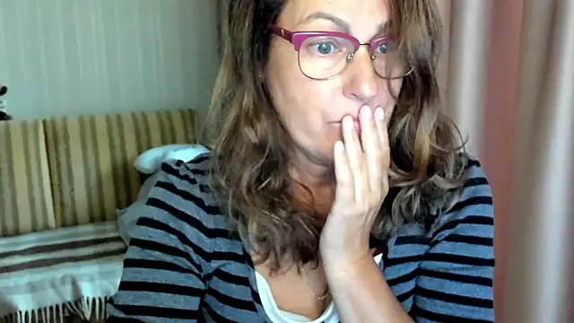 lauraoven online show from October 2, 2025, 9:16 am