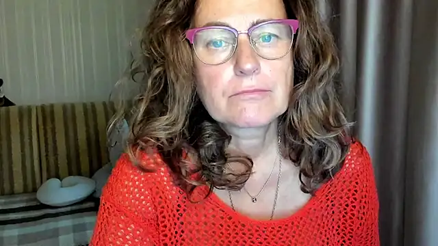 lauraoven online show from October 6, 2025, 1:41 pm