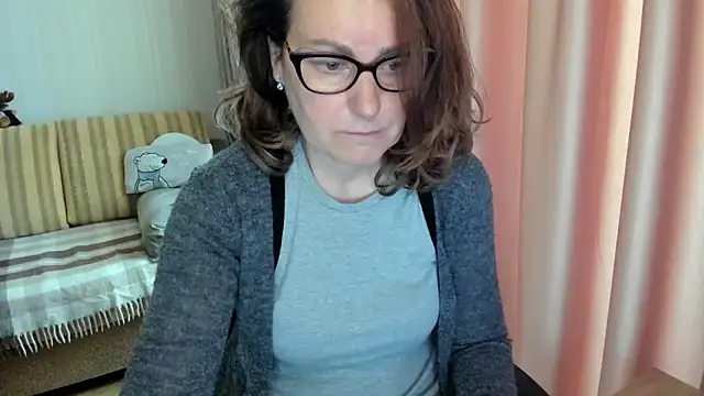 Snapshot of lauraoven chatting on May 8, 2026, 7:46 am lauraoven online show from May 8, 2026, 7:46 am