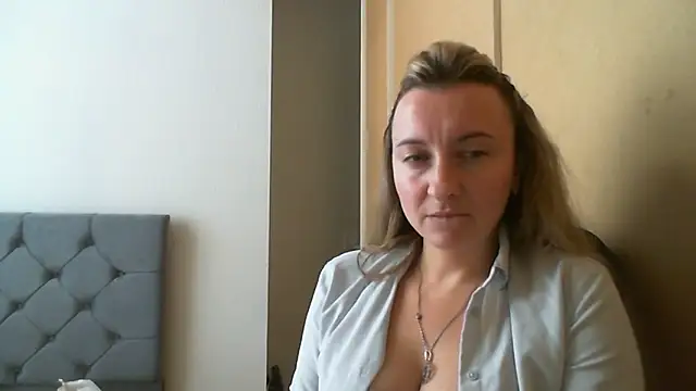 SusanCurt online show from November 18, 2025, 1:04 pm