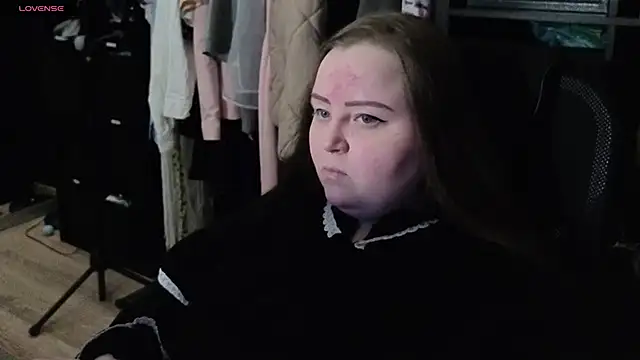 EMMA  CONNOR online show from October 17, 2025, 12:01 am