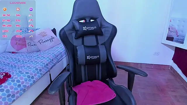 esmeralda milf online show from March 17, 2025, 8:51 pm