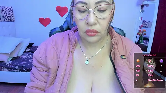 esmeralda milf online show from February 23, 2026, 1:52 pm