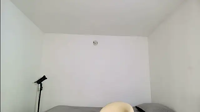 SARA TS FOX online show from December 2, 2025, 1:44 am