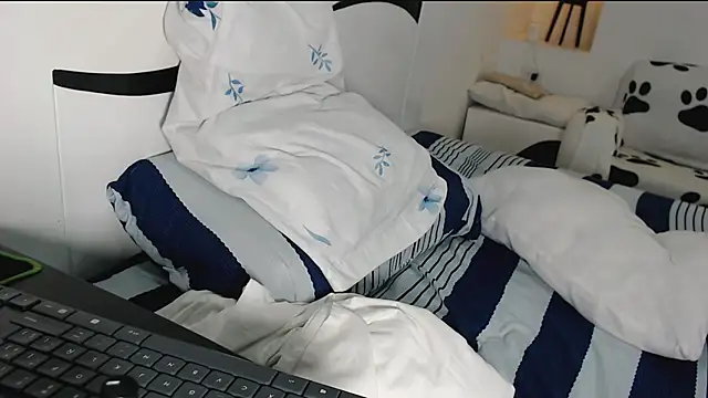 Snapshot of yina-rosse chatting on October 13, 2025, 8:42 pm yina-rosse online show from October 13, 2025, 8:42 pm