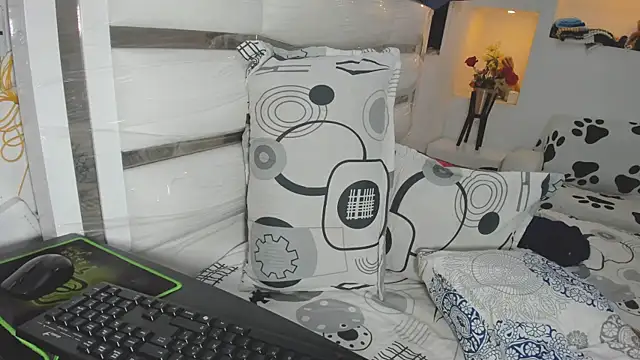 Snapshot of yina-rosse chatting on June 23, 2026, 8:51 pm yina-rosse online show from June 23, 2026, 8:51 pm