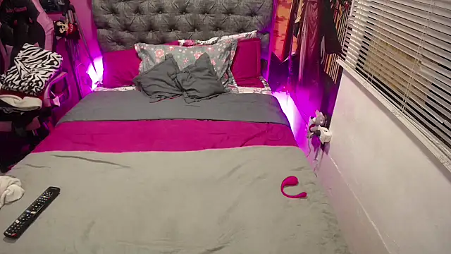 JEENEVIEVE online show from December 4, 2025, 6:16 pm