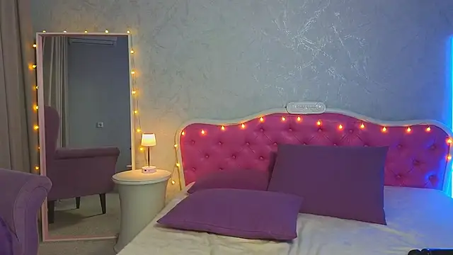 Snapshot of Ariana_Petite chatting on December 13, 2024, 6:42 am Ariana Petite online show from December 13, 2024, 6:42 am