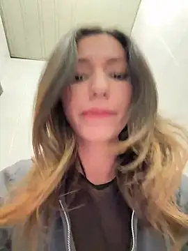 Snapshot of _MiaQueen_ chatting on February 19, 2025, 11:25 pm  MiaQueen  online show from February 19, 2025, 11:25 pm