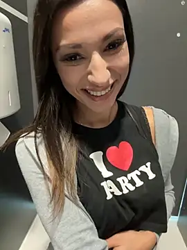 Snapshot of _MiaQueen_ chatting on September 12, 2025, 11:04 pm  MiaQueen  online show from September 12, 2025, 11:04 pm