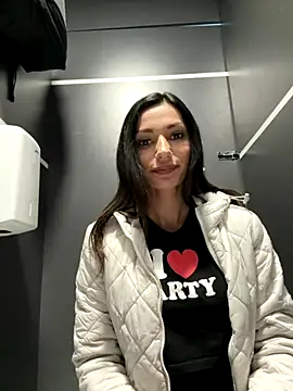 Snapshot of _MiaQueen_ chatting on October 6, 2025, 9:45 pm  MiaQueen  online show from October 6, 2025, 9:45 pm