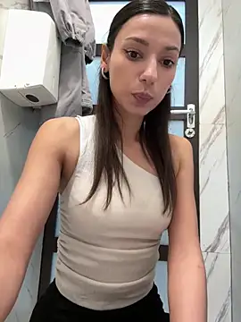 Snapshot of _MiaQueen_ chatting on February 9, 2026, 11:20 pm MiaQueen online show from February 9, 2026, 11:20 pm