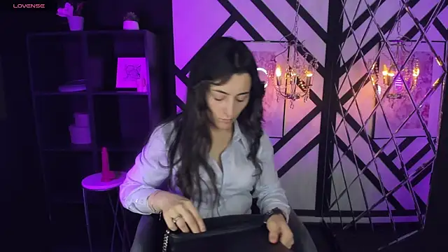 KylieMellow online show from February 17, 2025, 1:32 pm