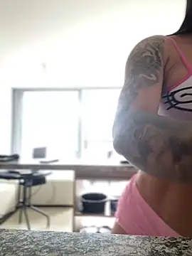 LaraHenao online show from February 12, 2026, 2:12 pm