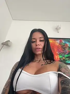 Snapshot of LaraHenao chatting on July 15, 2026, 2:11 pm LaraHenao online show from July 15, 2026, 2:11 pm