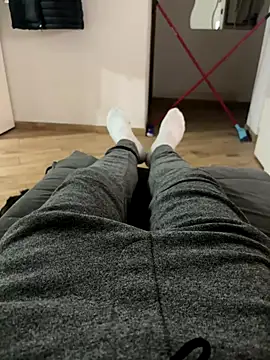 Snapshot of Io1994 chatting on December 19, 2025, 12:17 am Io1994 online show from December 19, 2025, 12:17 am