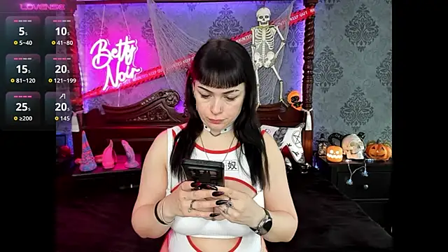 Snapshot of BettyNoir chatting on October 23, 2025, 9:08 am BettyNoir online show from October 23, 2025, 9:08 am