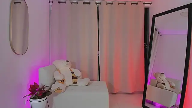 roxie gates  online show from October 19, 2025, 4:35 am