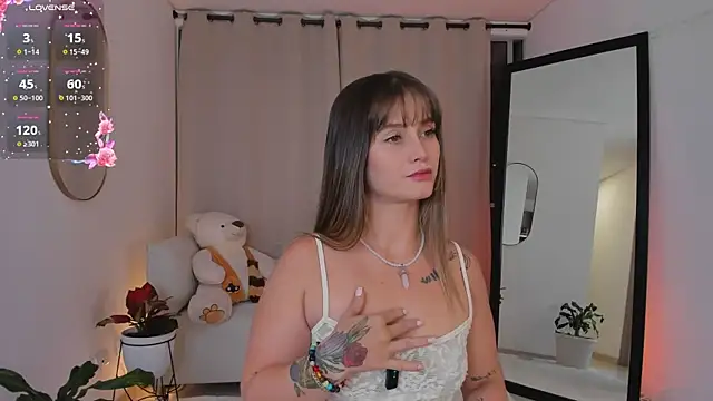 roxie gates  online show from October 28, 2025, 2:15 am