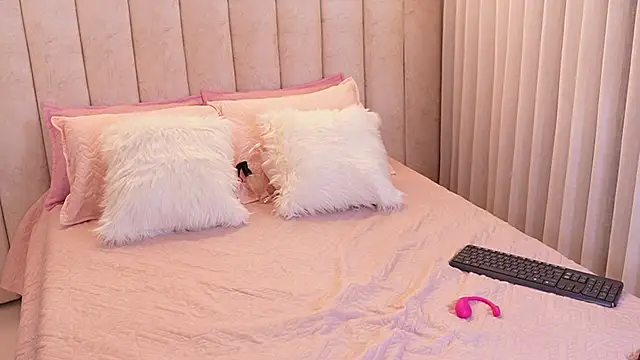 emyli sw  online show from November 9, 2025, 3:38 am