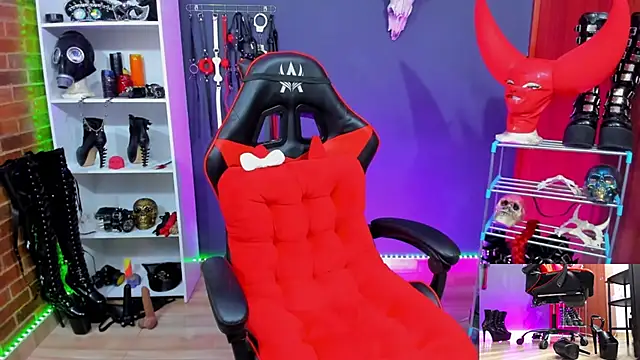 Snapshot of Mistress_Yelena chatting on February 4, 2026, 12:16 am Mistress Yelena online show from February 4, 2026, 12:16 am