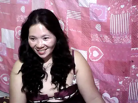 hotpusie 4u online show from April 13, 2026, 4:23 pm