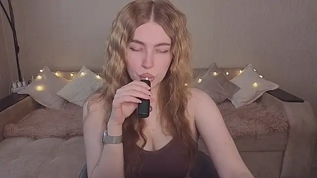 ViolettaLopez online show from May 18, 2026, 3:29 pm
