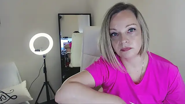 Snapshot of Tilly_Eliot chatting on February 4, 2025, 2:32 pm Tilly Eliot online show from February 4, 2025, 2:32 pm