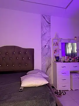 alysson 18 online show from April 11, 2026, 1:15 pm