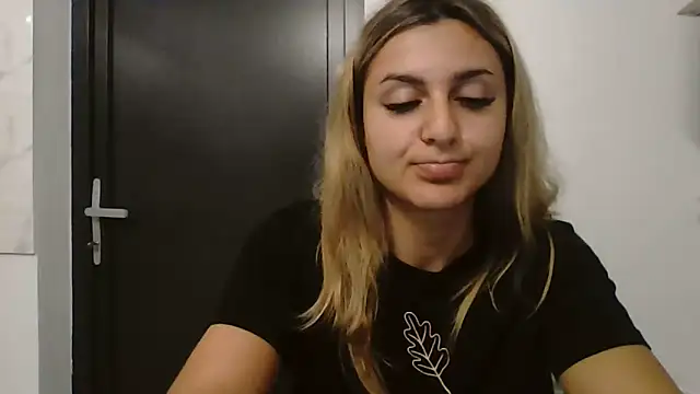 Snapshot of NicolePlay chatting on June 4, 2026, 2:39 am NicolePlay online show from June 4, 2026, 2:39 am