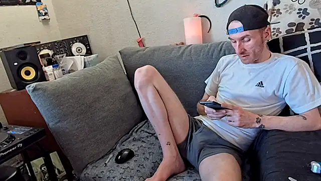 Snapshot of pyrowuff chatting on March 9, 2026, 7:29 pm pyrowuff online show from March 9, 2026, 7:29 pm