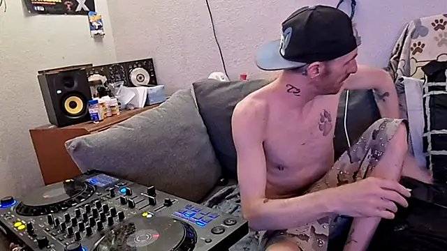 Snapshot of pyrowuff chatting on March 14, 2026, 2:28 am pyrowuff online show from March 14, 2026, 2:28 am