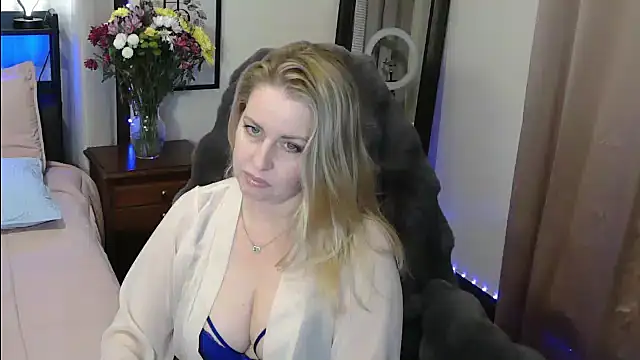 Snapshot of HollieBim chatting on February 9, 2025, 4:46 am HollieBim online show from February 9, 2025, 4:46 am
