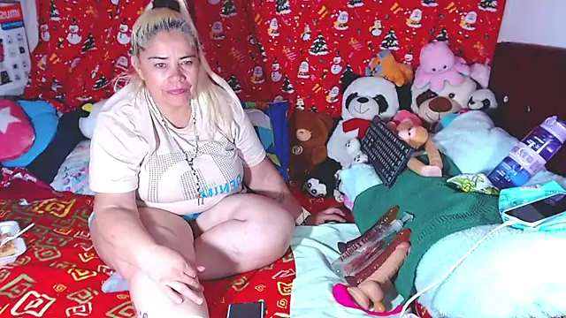 Snapshot of estrellita_fugaz16x chatting on April 20, 2026, 4:04 am estrellita fugaz16x online show from April 20, 2026, 4:04 am