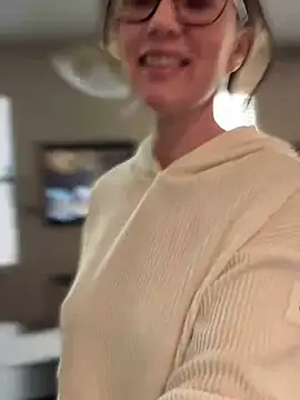 MaiseKnox online show from December 19, 2024, 6:45 pm