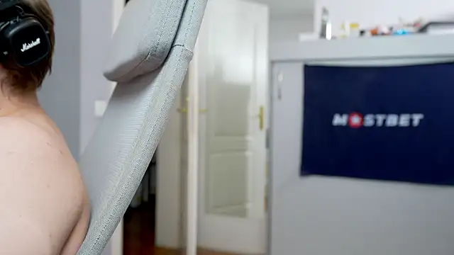 foxeslovefoxes online show from December 13, 2024, 2:27 pm