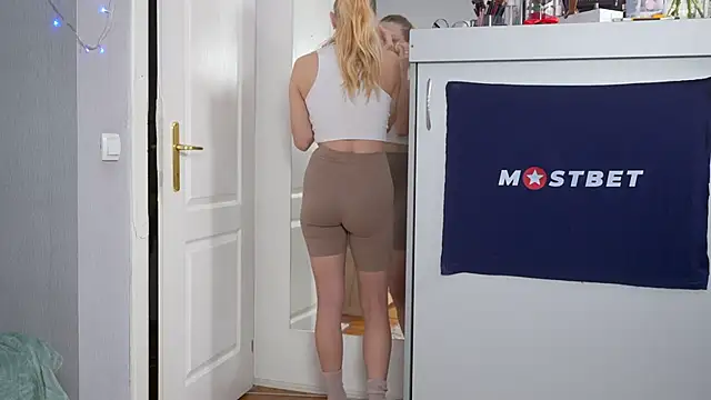 foxeslovefoxes online show from January 26, 2025, 1:36 pm