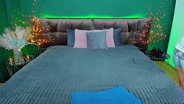 Rebecca Diamond online show from February 24, 2025, 6:49 am