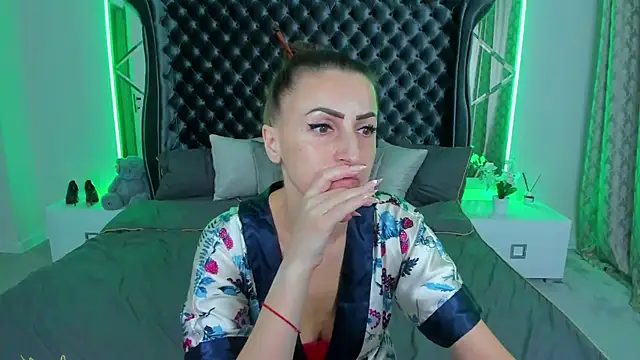 Rebecca Diamond online show from November 23, 2025, 6:02 am