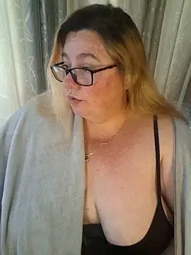 Snapshot of Iceprincess2bad4u chatting on April 27, 2026, 6:11 am Iceprincess2bad4u online show from April 27, 2026, 6:11 am