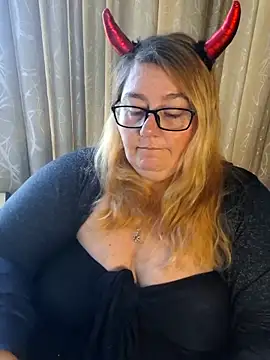 Snapshot of Iceprincess2bad4u chatting on May 3, 2026, 6:19 am Iceprincess2bad4u online show from May 3, 2026, 6:19 am