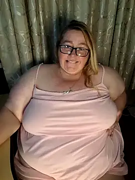 Snapshot of Iceprincess2bad4u chatting on May 17, 2026, 5:42 pm Iceprincess2bad4u online show from May 17, 2026, 5:42 pm